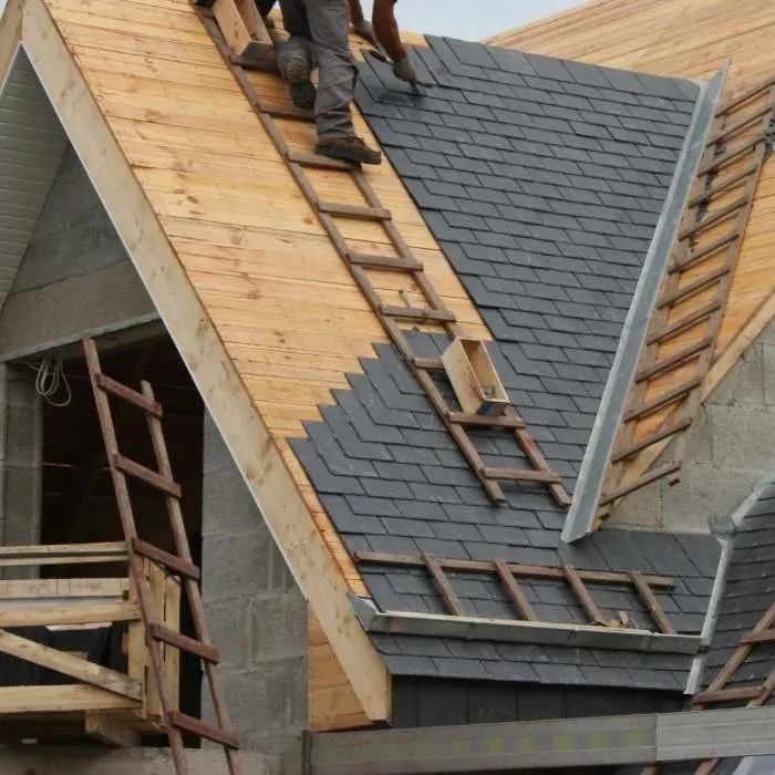 travaux sur un toit ardoises à Loire Authion